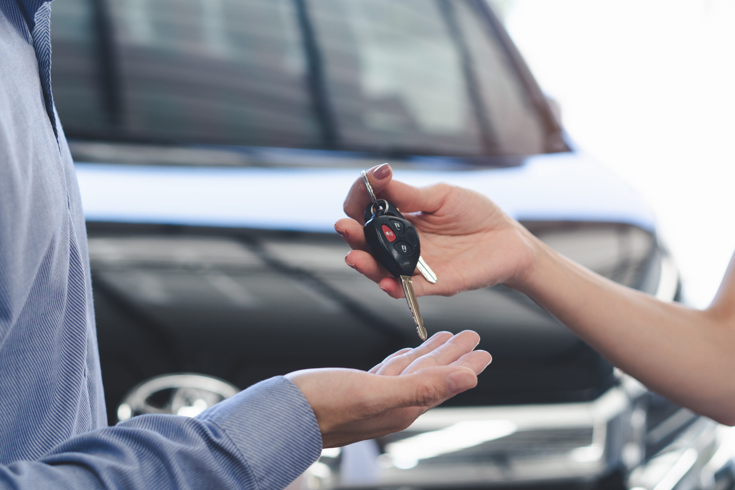 rental-car-service-handing-over-the-keys
